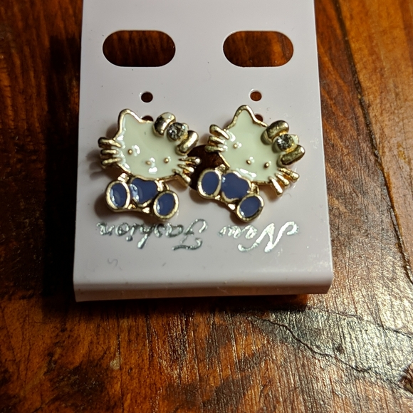 Hello Kitty earrings - Picture 1 of 2